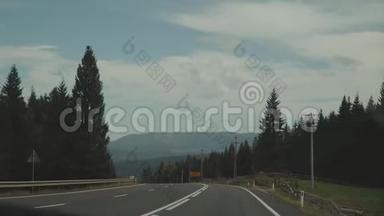 从车前窗看，车在空山路上行驶，动作缓慢。 罗马尼亚夏季的公路旅行。